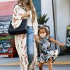 Info du 28 septembre 2020 - Chrissy Teigen, enceinte de son troisième enfant, hospitalisée en urgence suite à de forts saignements - Exclusif - Chrissy Teigen (enceinte) , son mari John Legend et leurs enfants lors d'une sortie shopping à Los Angeles le 7 septembre 2020.