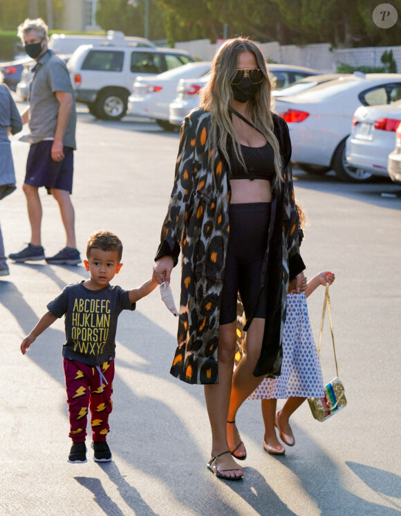 Info du 28 septembre 2020 - Chrissy Teigen, enceinte de son troisième enfant, hospitalisée en urgence suite à de forts saignements - Chrissy Teigen, enceinte, fait un passage au supermarché avec son mari John Legend et leurs enfants à Beverly Hills le 3 septembre 2020.