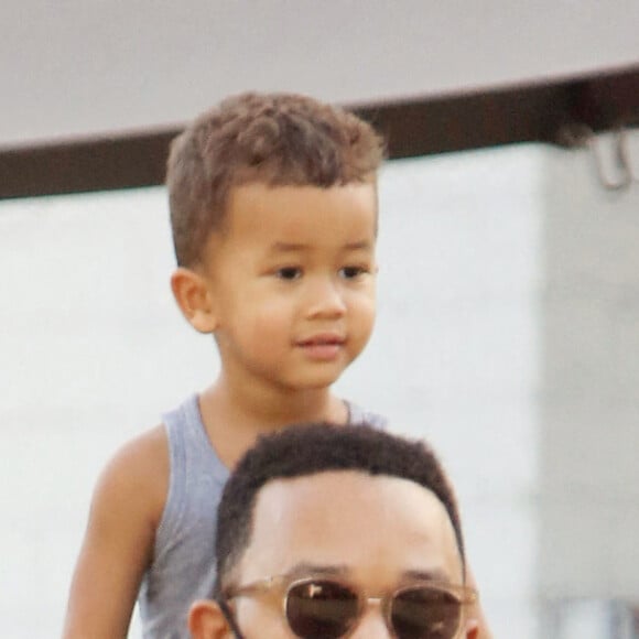 Exclusif - Chrissy Teigen (enceinte) , son mari John Legend et leurs enfants lors d'une sortie shopping à Los Angeles le 7 septembre 2020.