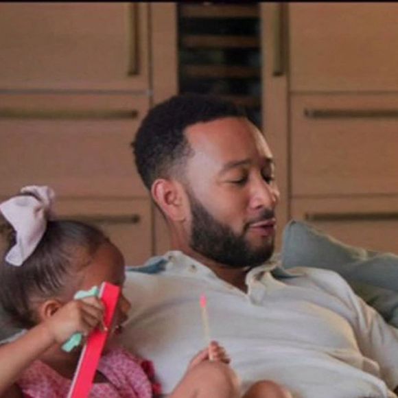 John Legend, sa fille Luna, son fils Miles - John Legend révèle que ses enfants se sont occupés de ses impôts, réparé sa voiture et lui ont même fait une pédicure! lors de l'émission spéciale "fête des pères" John Legend and Family: A Bigger Love. D'autres célébrités ont fait une apparition dans la célèbre émission. Le 22 juin 2020