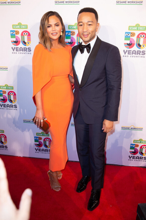 Chrissy Teigen et son mari John Legend - Les célébrités lors du gala de charité du 50ème anniversaire de Sesame Workshop à Cipriani Wall Street à New York, le 29 mai 2019.