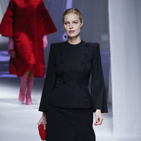 Le top model Eva Herzigova participe au défilé Fendi, collection prêt-à-porter printemps-été 2021, à la Fashion Week de Milan. Le 23 septembre 2020.