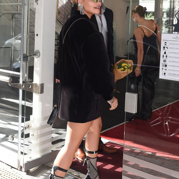 Rita Ora assiste au défilé Fendi, collection prêt-à-porter printemps-été 2021, à la Fashion Week de Milan. Le 23 septembre 2020.