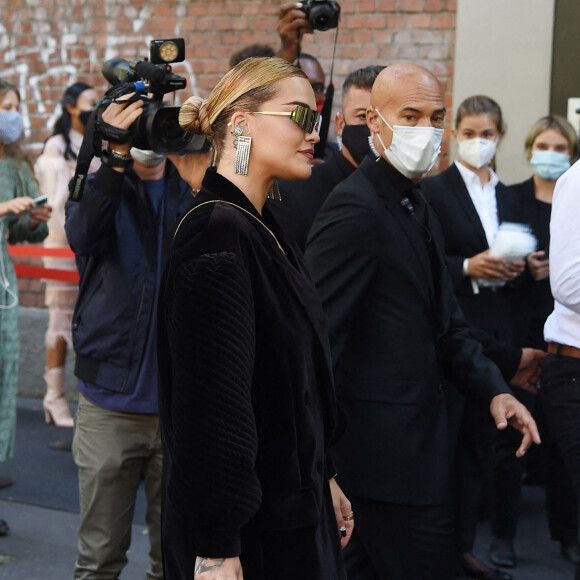 Rita Ora assiste au défilé Fendi, collection prêt-à-porter printemps-été 2021, à la Fashion Week de Milan. Le 23 septembre 2020.