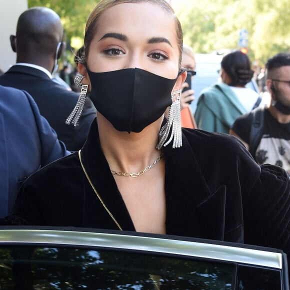 Rita Ora assiste au défilé Fendi, collection prêt-à-porter printemps-été 2021, à la Fashion Week de Milan. Le 23 septembre 2020.