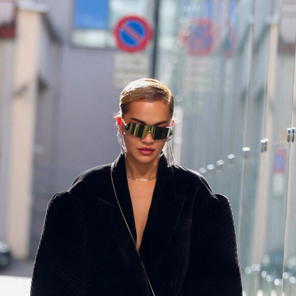 Rita Ora assiste au défilé Fendi, collection prêt-à-porter printemps-été 2021, à la Fashion Week de Milan. Le 23 septembre 2020.