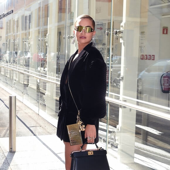 Rita Ora assiste au défilé Fendi, collection prêt-à-porter printemps-été 2021, à la Fashion Week de Milan. Le 23 septembre 2020.