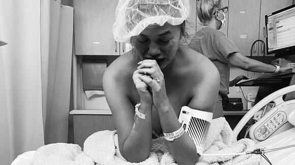 Chrissy Teigen a perdu le bébé qu'elle attendait : photos déchirantes de l'accouchement