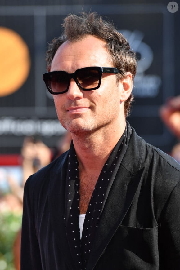 Jude Law lors de la première de la série "The New Pope" lors de la 76e édition du festival du film de Venise, la Mostra, sur le Lido de Venise, Italie, le 1er septembre 2019.