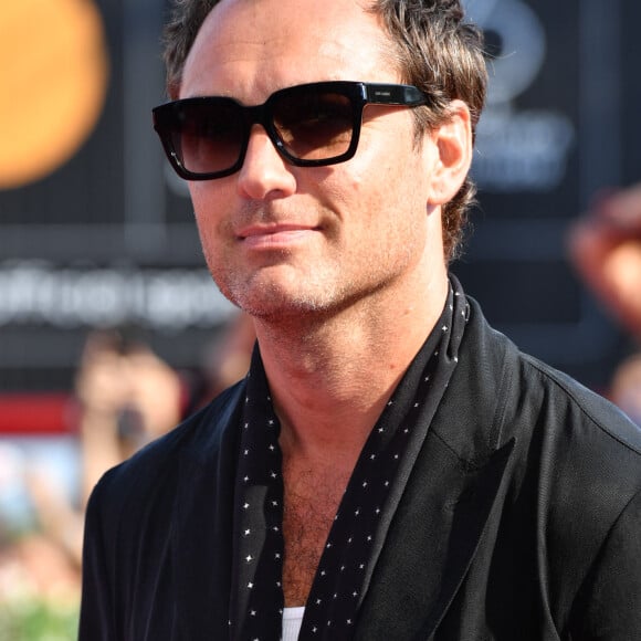 Jude Law lors de la première de la série "The New Pope" lors de la 76e édition du festival du film de Venise, la Mostra, sur le Lido de Venise, Italie, le 1er septembre 2019.