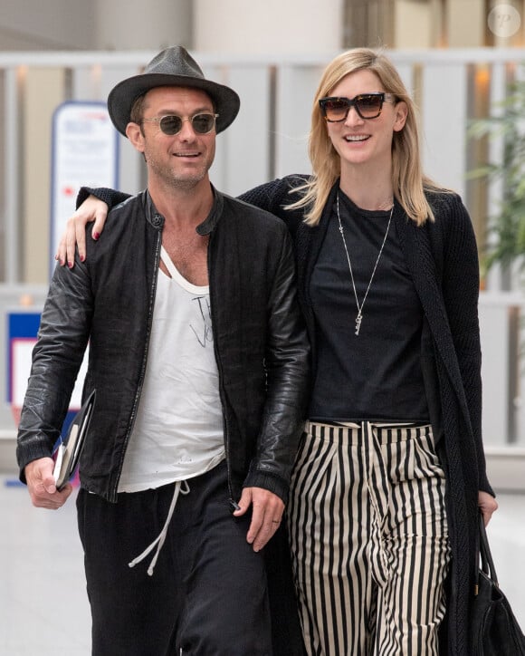 Jude Law et sa femme Phillipa à l'aéroport Gatwick de Londres. Le 15 mai 2019. @Splash News/ABACAPRESS.COM