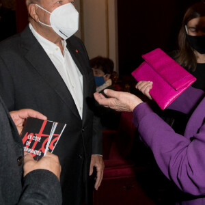 Exclusif - Marc Ladreit de Lacharrière, Roselyne Bachelot et Eric Ruf - La Ministre de La Culture Roselyne Bachelot s'est rendue a l'ouverture du Théâtre Marigny, le 30 septembre 2020 à Paris. Roselyne Bachelot, Marc Ladreit de Lacharrière, Eric Ruf et Jean-Luc Choplin réunis au théâtre Marigny à l'occasion de sa réouverture et de la première représentation de la Comédie Française. Mercredi 30 septembre, le Théâtre Marigny, l'un des plus beaux théâtres parisiens rouvrait ses portes au public pour la première représentation de la pièce mise en scène par Christophe Honoré, " Le Côté de Guermantes ", adaptation du roman de Marcel Proust. A cette occasion, la Ministre de la Culture Roselyne Bachelot, le président de Fimalac Marc Ladreit de Lacharrière, l'administrateur général de la Comédie Française Eric Ruf, et le directeur du Théâtre Marigny Jean-Luc Choplin étaient réunis pour cette soirée hautement symbolique à bien des égards. En effet Marc Ladreit de Lacharrière souhaitait que le théâtre Marigny, soit un des premiers grands théâtres de la scène parisienne à rouvrir, pour soutenir nos artistes et rendre au public ses salles. Mais aussi, et pour la première fois, le fruit d'un partenariat conclu par Marc Ladreit de Lacharrière et la Comédie Française, un rapprochement emblématique entre acteurs du théâtre privé et du théâtre public. La Salle Richelieu de la Comédie Française va fermer pour sept mois tandis qu'une partie des spectacles se délocalisera notamment au Théâtre et au Studio Marigny. © Cyril Moreau / Bestimage