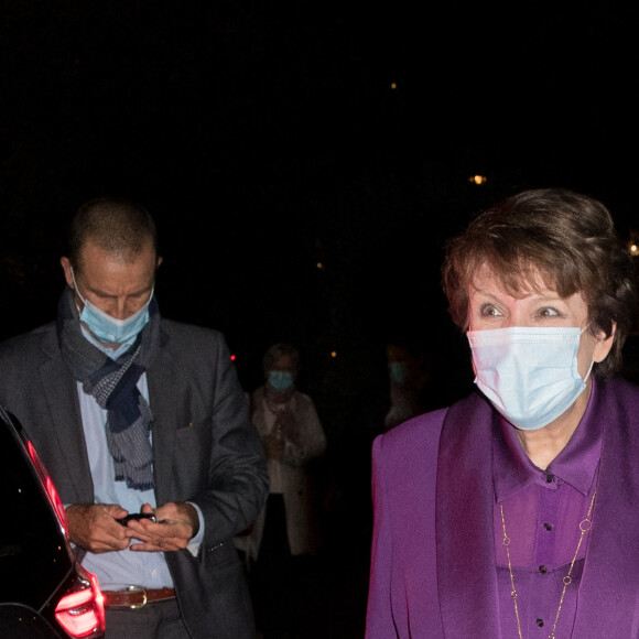 Exclusif - Roselyne Bachelot f - La Ministre de La Culture Roselyne Bachelot s'est rendue a l'ouverture du Théâtre Marigny, le 30 septembre 2020 à Paris. Roselyne Bachelot, Marc Ladreit de Lacharrière, Eric Ruf et Jean-Luc Choplin réunis au théâtre Marigny à l'occasion de sa réouverture et de la première représentation de la Comédie Française. Mercredi 30 septembre, le Théâtre Marigny, l'un des plus beaux théâtres parisiens rouvrait ses portes au public pour la première représentation de la pièce mise en scène par Christophe Honoré, " Le Côté de Guermantes ", adaptation du roman de Marcel Proust. A cette occasion, la Ministre de la Culture Roselyne Bachelot, le président de Fimalac Marc Ladreit de Lacharrière, l'administrateur général de la Comédie Française Eric Ruf, et le directeur du Théâtre Marigny Jean-Luc Choplin étaient réunis pour cette soirée hautement symbolique à bien des égards. En effet Marc Ladreit de Lacharrière souhaitait que le théâtre Marigny, soit un des premiers grands théâtres de la scène parisienne à rouvrir, pour soutenir nos artistes et rendre au public ses salles. Mais aussi, et pour la première fois, le fruit d'un partenariat conclu par Marc Ladreit de Lacharrière et la Comédie Française, un rapprochement emblématique entre acteurs du théâtre privé et du théâtre public. La Salle Richelieu de la Comédie Française va fermer pour sept mois tandis qu'une partie des spectacles se délocalisera notamment au Théâtre et au Studio Marigny. © Cyril Moreau / Bestimage