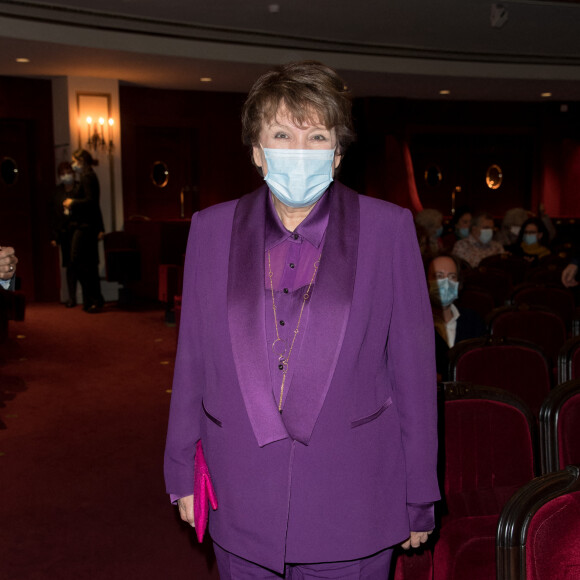 Exclusif - Roselyne Bachelot - La Ministre de La Culture Roselyne Bachelot s'est rendue a l'ouverture du Théâtre Marigny, le 30 septembre 2020 à Paris. Roselyne Bachelot, Marc Ladreit de Lacharrière, Eric Ruf et Jean-Luc Choplin réunis au théâtre Marigny à l'occasion de sa réouverture et de la première représentation de la Comédie Française. Mercredi 30 septembre, le Théâtre Marigny, l'un des plus beaux théâtres parisiens rouvrait ses portes au public pour la première représentation de la pièce mise en scène par Christophe Honoré, " Le Côté de Guermantes ", adaptation du roman de Marcel Proust. A cette occasion, la Ministre de la Culture Roselyne Bachelot, le président de Fimalac Marc Ladreit de Lacharrière, l'administrateur général de la Comédie Française Eric Ruf, et le directeur du Théâtre Marigny Jean-Luc Choplin étaient réunis pour cette soirée hautement symbolique à bien des égards. En effet Marc Ladreit de Lacharrière souhaitait que le théâtre Marigny, soit un des premiers grands théâtres de la scène parisienne à rouvrir, pour soutenir nos artistes et rendre au public ses salles. Mais aussi, et pour la première fois, le fruit d'un partenariat conclu par Marc Ladreit de Lacharrière et la Comédie Française, un rapprochement emblématique entre acteurs du théâtre privé et du théâtre public. La Salle Richelieu de la Comédie Française va fermer pour sept mois tandis qu'une partie des spectacles se délocalisera notamment au Théâtre et au Studio Marigny. © Cyril Moreau / Bestimage