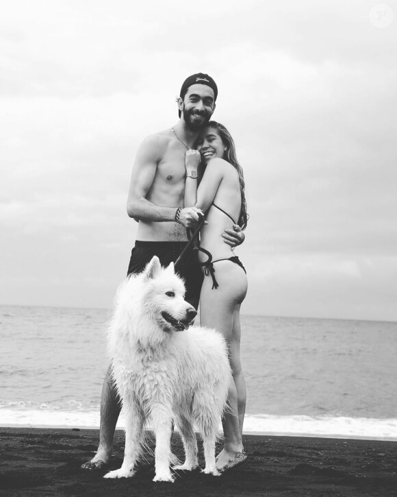 Omar Muñoz pose avec sa chérie sur Instagram, août 2020.