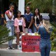 Laeticia Hallyday, ses filles Jade et Joy et deux amies d'école - Les filles de L.Hallyday et deux amies d'école vendent de la limonade pour collecter des fonds pour l'association de leur mère au Vietnam, devant la villa de Pacific Palisades, Los Angeles, Californie Etats-Unis, le 18 mai 2019.