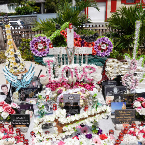 La tombe de Johnny Hallyday refleurie pour l'arrivée de Laeticia Hallyday dans le cimetière de Lorient à Saint-Barthélemy. Le 22 juillet 2020