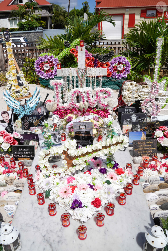 La tombe de Johnny Hallyday refleurie pour l'arrivée de Laeticia Hallyday dans le cimetière de Lorient à Saint-Barthélemy. Le 22 juillet 2020