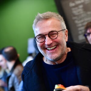 Laurent Ruquier - Inauguration du nouveau restaurant de fast food healthy de K. Adams, le "Jak Healthy" au 24 rue de Rivoli dans le 4ème arrondissement à Paris, le 15 octobre 2019. Le concept du restaurant est né de la rencontre entre le coach sportif J. Exilie, la restauratrice A. Sachet et l'humoriste K. Adams réunis autour d'une même idée: un repas sur le pouce sain et équilibré. © Rachid Bellak/Bestimage