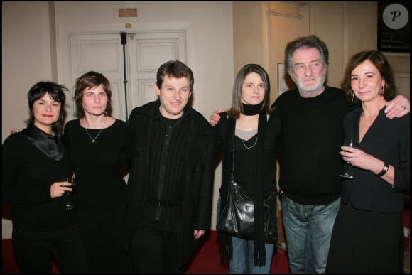 Eddy Mitchell, sa femme Muriel et avec ses enfants Marilyn et Eddy, lui-même accompagné de sa femme Sylvaine - Soirée générale au théâtre de La Madeleine à Paris, pour la pièce "Le temps des cerises", le 17 mars 2008.