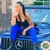 Sarah Fraisou pose sur une voiture, photo postée sur Instagram