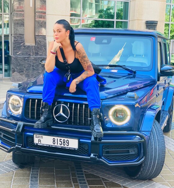 Sarah Fraisou pose sur une voiture, photo postée sur Instagram