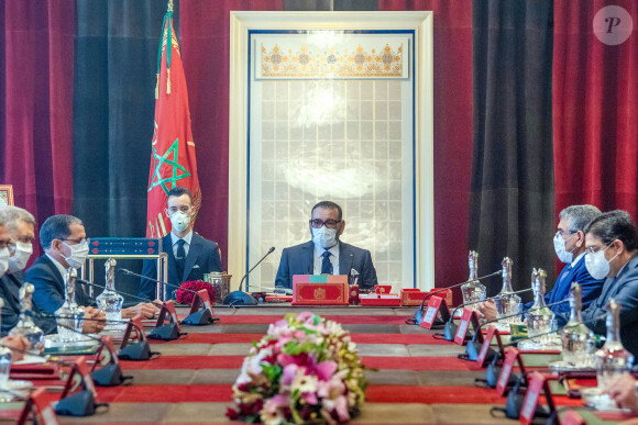 Le roi Mohammed VI et son fils le prince El Hassan entourés de leurs ministres au palais royal de Rabat, le 6 juillet 2020.
