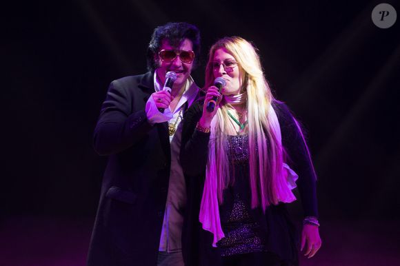 Exclusif - Loana Petrucciani (marraine 2017 de "Soupe En Scène") et son ami Eryl Prayer interprètent "Love me tender" en duo lors de la soirée "Soupe En Scène" au Cirque Pinder à Lyon, France, le 12 avril 2017. © Agence/Bestimage 