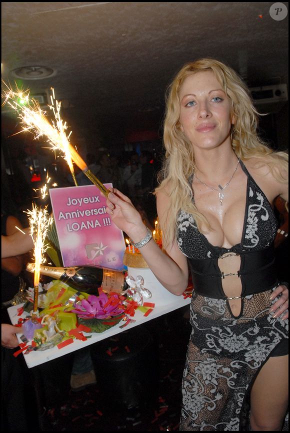 Anniversaire de Loana au Club de l'Etoile à Paris.
