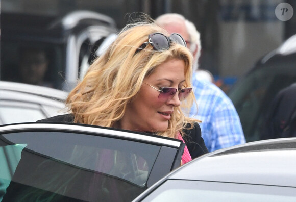 Exclusif - Loana Petrucciani quitte l'aérogare d'Orly Ouest puis monte dans un taxi le 13 septembre 2018.