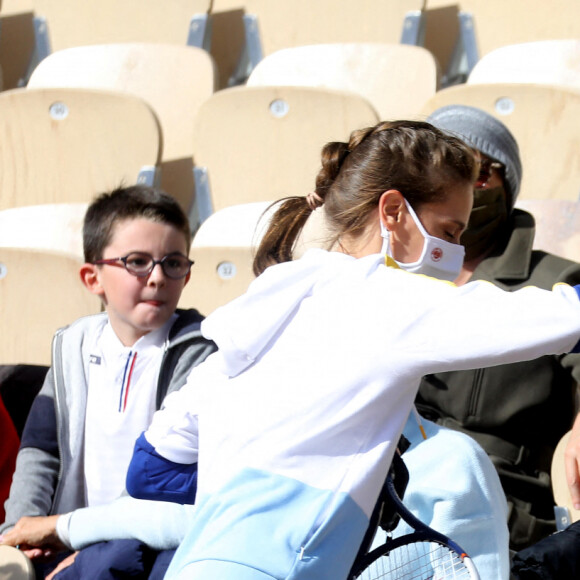 Ophélie Meunier joue sous les yeux de son mari Mathieu Vergne lors du tournoi de tennis du programme "Stars, Set et Match", dont la marque française "Hair rituel by Sisley" est le partenaire officiel, sur le court Simonne-Mathieu dans le cadre des Internationaux de Roland Garros à Paris. Le 7 Octobre 2020 © Dominique Jacovides / Bestimage