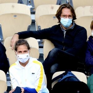 Ophélie Meunier joue sous les yeux de son mari Mathieu Vergne lors du tournoi de tennis du programme "Stars, Set et Match", dont la marque française "Hair rituel by Sisley" est le partenaire officiel, sur le court Simonne-Mathieu dans le cadre des Internationaux de Roland Garros à Paris. Octobre 2020 © Dominique Jacovides / Bestimage