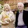 Exclusif- Charles Aznavour dans sa maison dans les Yvelines avec sa femme Ulla et les chiens Tango et Misty