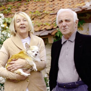 Exclusif- Charles Aznavour dans sa maison dans les Yvelines avec sa femme Ulla et les chiens Tango et Misty