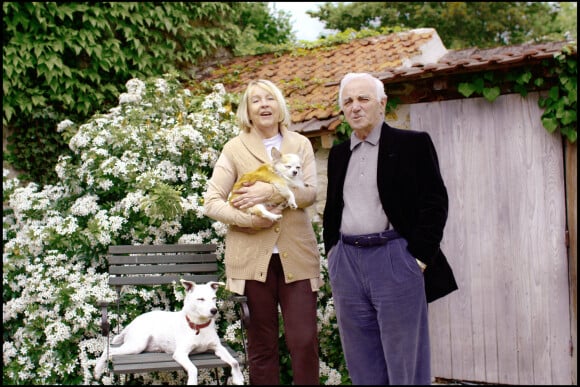 Exclusif- Charles Aznavour dans sa maison dans les Yvelines avec sa femme Ulla et les chiens Tango et Misty