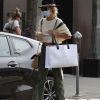 Laeticia Hallyday a retrouvé des amis à West Hollywood le 17 septembre 2020. Elle porte un sac shopping de la marque SPRWMN (Superwoman).