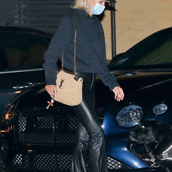 Exclusif  - Laeticia Hallyday, super lookée, quitte le restaurant Nobu de Malibu après un dîner le 17 septembre 2020.