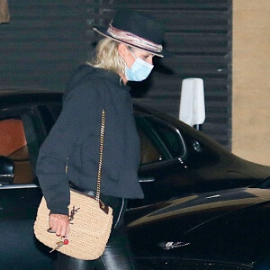 Exclusif - Laeticia Hallyday, super lookée, quitte le restaurant Nobu de Malibu après un dîner le 17 septembre 2020.