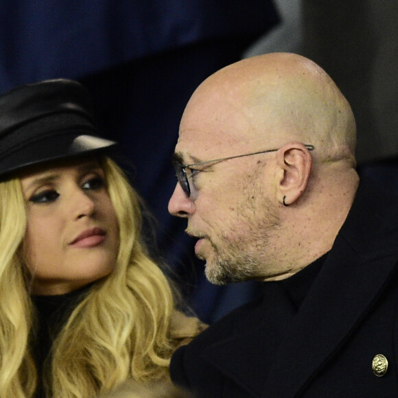 Pascal Obispo et sa femme Julie Hantson dans les tribunes lors du match retour de Champion's League "PSG - Bruges (1-0)" au Parc des Princes. Paris, le 6 novembre 2019.