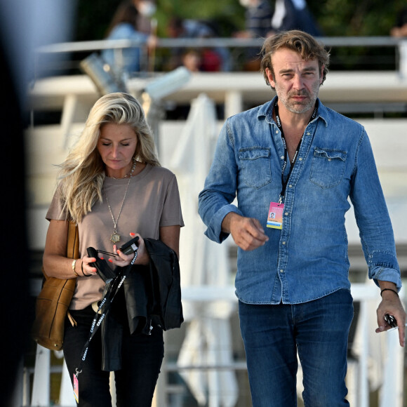 Patrick Puydebat (Les mystères de l'amour) embrasse avec passion sa compagne en marge du festival Canneseries Saison 3 le 10 octobre 2020. © Bruno Bebert / Bestimage