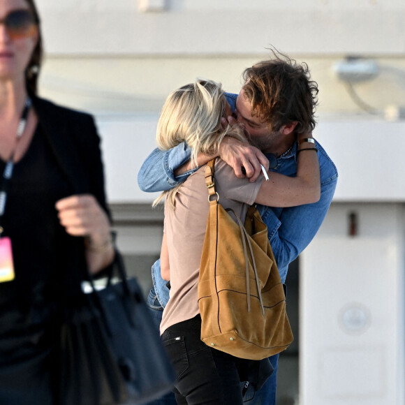 Patrick Puydebat (Les mystères de l'amour) embrasse avec passion sa compagne en marge du festival Canneseries Saison 3 le 10 octobre 2020. © Bruno Bebert / Bestimage