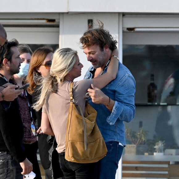 Patrick Puydebat (Les mystères de l'amour) embrasse avec passion sa compagne en marge du festival Canneseries Saison 3 le 10 octobre 2020. © Bruno Bebert / Bestimage