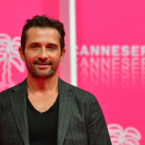 Sébastien Roch au photocall de la seconde soirée du festival Canneseries saison 3 au Palais des Festivals à Cannes, le 10 octobre 2020. © Bruno Bebert / Bestimage