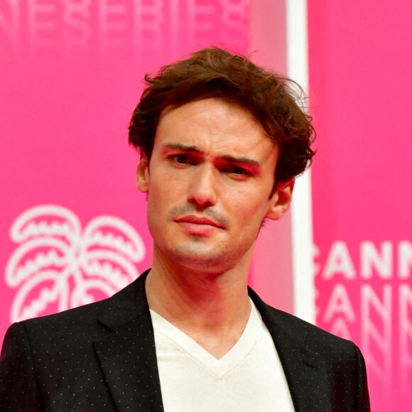 Elliot Delage au photocall de la seconde soirée du festival Canneseries saison 3 au Palais des Festivals à Cannes, le 10 octobre 2020. © Bruno Bebert / Bestimage