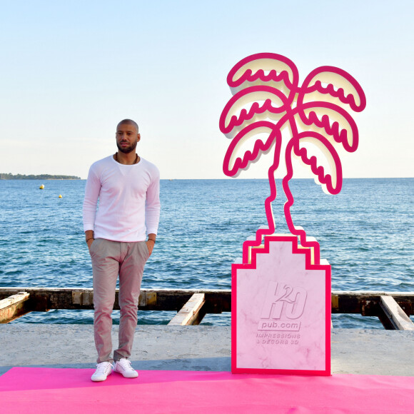 Xavier Delarue durant le photocall sur le ponton du Majectic pour la série "Les Mystères de l'Amour" dans le cadre de Canneseries saison 3 au Palais des Festivals à Cannes, le 10 octobre 2020. © Bruno Bebert / Bestimage