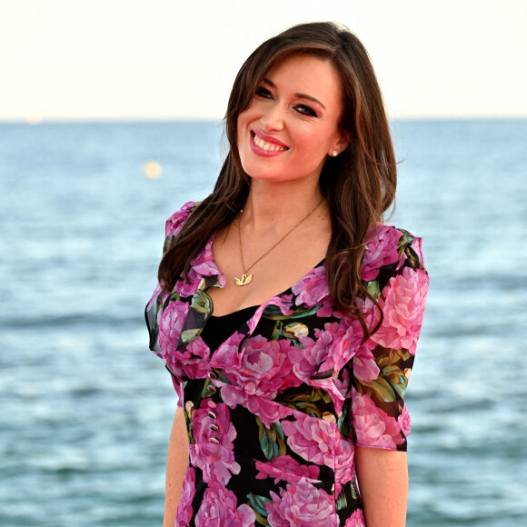 Elsa Esnoult durant le photocall sur le ponton du Majectic pour la série "Les Mystères de l'Amour" dans le cadre de Canneseries saison 3 au Palais des Festivals à Cannes, le 10 octobre 2020. © Bruno Bebert / Bestimage