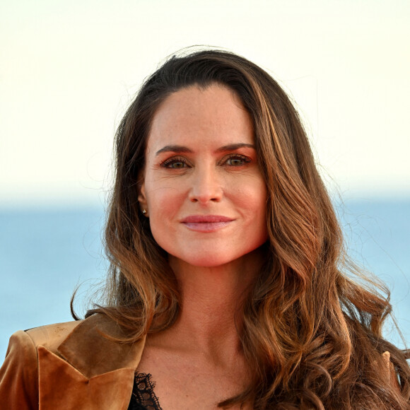 Carole Dechantre durant le photocall sur le ponton du Majectic pour la série "Les Mystères de l'Amour" dans le cadre de Canneseries saison 3 au Palais des Festivals à Cannes, le 10 octobre 2020. © Bruno Bebert / Bestimage