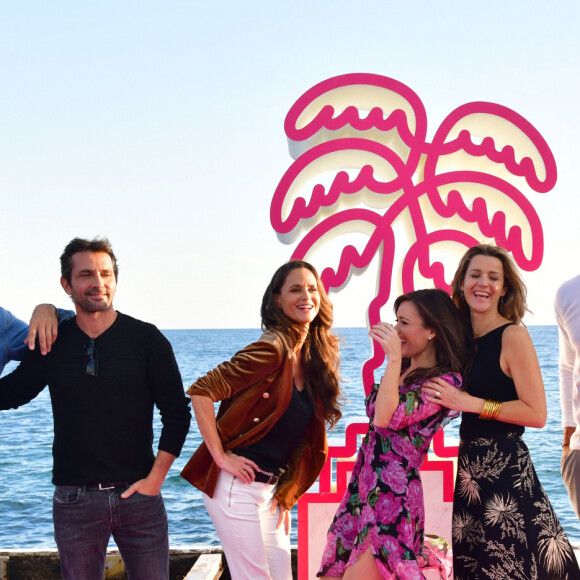 Patrick Puydebat, Sébastien Roch, Carole Dechantre, Elsa Esnoult, Laure Guibert, Sébastien Roch et Elliot Delage durant le photocall sur le ponton du Majectic pour la série "Les Mystères de l'Amour" dans le cadre de Canneseries saison 3 au Palais des Festivals à Cannes, le 10 octobre 2020. © Bruno Bebert / Bestimage