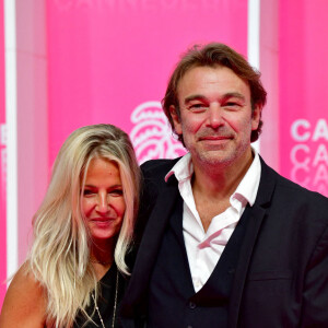 Patrick Puydebat et sa compagne au photocall de la seconde soirée du festival Canneseries saison 3 au Palais des Festivals à Cannes, le 10 octobre 2020. © Bruno Bebert / Bestimage