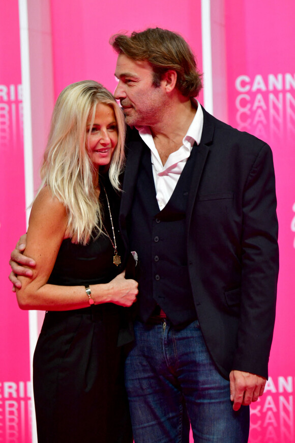 Patrick Puydebat et sa compagne au photocall de la seconde soirée du festival Canneseries saison 3 au Palais des Festivals à Cannes, octobre 2020. © Bruno Bebert / Bestimage